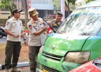 Satpol PP Kabupaten Tangerang Bagikan 500 Bendera Merah Putih Kepada Pengguna Jalan