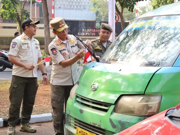 Satpol PP Kabupaten Tangerang Bagikan 500 Bendera Merah Putih Kepada Pengguna Jalan