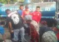 BANTUAN AIR BERSIH -- Tim Tagana Kabupaten Pandeglang dan BSR, salurkan bantuan air bersih. (ISTIMEWA)