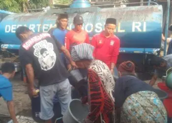 BANTUAN AIR BERSIH -- Tim Tagana Kabupaten Pandeglang dan BSR, salurkan bantuan air bersih. (ISTIMEWA)
