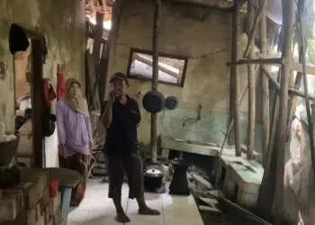 Biaya Jadi Kendala, Warga Cimarga Lebak Bertahan di Rumah Hampir Roboh