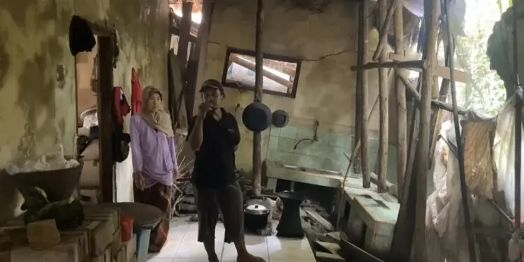 Biaya Jadi Kendala, Warga Cimarga Lebak Bertahan di Rumah Hampir Roboh