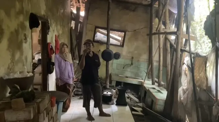 Biaya Jadi Kendala, Warga Cimarga Lebak Bertahan di Rumah Hampir Roboh