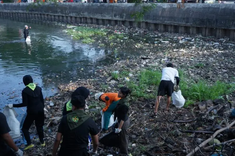 Empat Ton Sampah Diangkut dari Situ Pamulang
