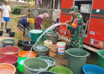 BANTUAN AIR BERSIH -- Anggota Koramil 0102/Cadasari Kodim 0601/Pandeglang, menyalurkan bantuan air bersih kepada warga Kampung Sindang Hayu, Desa Tanagara, Kecamatan Cadasari, Kabupaten Pandeglang, Jumat (31/7/2026). (ISTIMEWA)