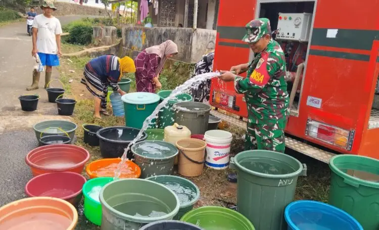 Peduli Korban Kekeringan, Anggota TNI Kodim 0601/Pandeglang Distribusi Bantuan ke Cadasari