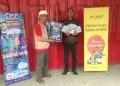 TERIMA MATERI EDUKASI - Koordinator Edukasi Terumbu Karang Maxim Pandeglang, Muhaemin, menerima materi edukasi terumbu karang dari Ketua FPTK Banten, Nurwarta Wiguna, beberapa hari lalu. (ISTIMEWA)