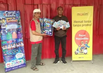 TERIMA MATERI EDUKASI - Koordinator Edukasi Terumbu Karang Maxim Pandeglang, Muhaemin, menerima materi edukasi terumbu karang dari Ketua FPTK Banten, Nurwarta Wiguna, beberapa hari lalu. (ISTIMEWA)