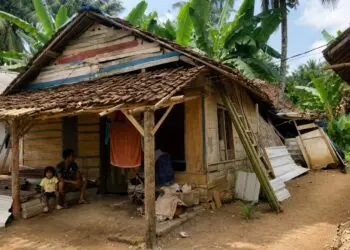 NYARIS AMBRUK -- Rumah keluarga Yeni Farida, warga Kampung Caringin Lor, Desa Caringin, Kecamatan Labuan, Kabupaten Pandeglang. (ISTIMEWA)