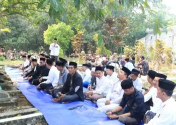 ZIARAH DAN TASYAKURAN -- Jelang peringatan HUT Ke-81 Kemerdekaan RI, unsur Muspika, tokoh masyarakat, pemuda dan elemen masyarakat lainnya, berziarah dan menggelar tasyakuran di makam Camat Cikeusal Pertama, KH. Syariq. (ISTIMEWA)
