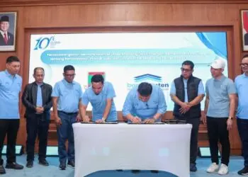 MENANDATANGANI MoU : Gubernur Banten Andra Soni (tiga dari kiri), menyaksikan penandatanganan MoU antar Bank Banten dengan Pemkot Cilegon. (ISTIMEWA)