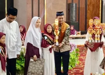 KHOTMUL QURAN - Wabup Serang Muhammad Najib Hamas, menghadiri Khotmul Quran dan Imtihan ke-5 Metode Ummi bagi siswa SDIT dan SMPIT Bina Insan Kragilan, di Rachmatoellah Convention Hall Kampus Universitas Serang Raya (Unsera), Kota Serang, Sabtu (1/8/2026). (ISTIMEWA)