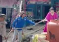 BANTUAN AIR BERSIH -- Bantuan air bersih diberikan kepada masyarakat yang terkena dampak kekeringan akibat musim kemarau. (ISTIMEWA)