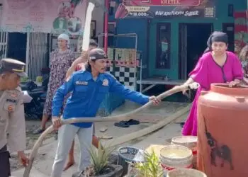 BANTUAN AIR BERSIH -- Bantuan air bersih diberikan kepada masyarakat yang terkena dampak kekeringan akibat musim kemarau. (ISTIMEWA)