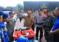 MEMERIKSA : Kapolda Banten Irjenpol Hengki (tiga dari kanan), mendampingi Gubernur Banten Andra Soni (empat dari kiri), memeriksa peralatan penanganan Karhutla di Banten. (ISTIMEWA)