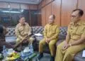 PEMBAHASAN -- Kepala Satuan Tugas (Satgas) Percepatan Program Makan Bergizi Gratis (MBG) Kabupaten Serang, M. Najib Hamas, tengah membahas SPPG yang belum kantongi SLHS. (ISTIMEWA)
