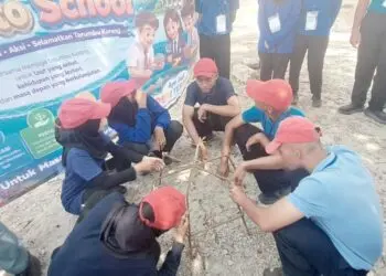 EDUKASI - Tim FPTK Banten dan Boedak Saung Rescue (BSR), mengedukasi pelajar SMA Presiden 2 Tanjung Lesung, tentang pelestarian terumbu karang, Senin (3/8/2026). (ISTIMEWA)