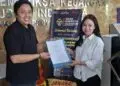 MENYERAHKAN LAPORAN : Ketua Umum Barisan Milenial Banten, Sandra Permana (kiri), menyerahkan laporan pengaduan terkait pembiayaan tenaga ahli di Pemprov Banten, ke BPK RI Perwakilan Banten. (ISTIMEWA)