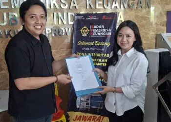 MENYERAHKAN LAPORAN : Ketua Umum Barisan Milenial Banten, Sandra Permana (kiri), menyerahkan laporan pengaduan terkait pembiayaan tenaga ahli di Pemprov Banten, ke BPK RI Perwakilan Banten. (ISTIMEWA)