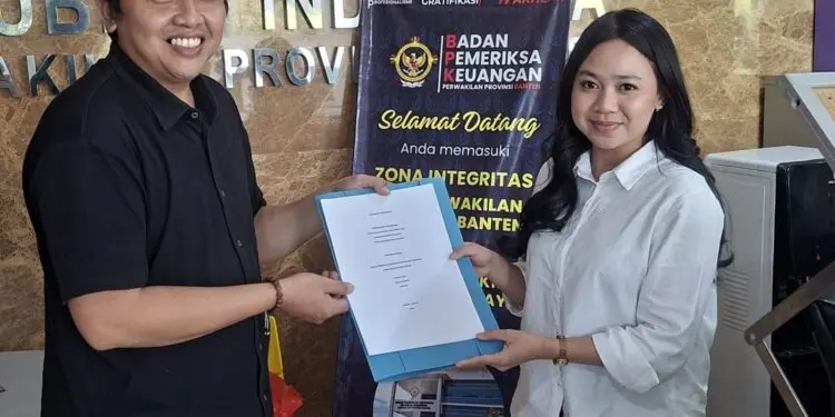 MENYERAHKAN LAPORAN : Ketua Umum Barisan Milenial Banten, Sandra Permana (kiri), menyerahkan laporan pengaduan terkait pembiayaan tenaga ahli di Pemprov Banten, ke BPK RI Perwakilan Banten. (ISTIMEWA)