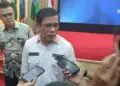 MEMBERIKAN KETERANGAN : Kepala Kanwil BPN Provinsi Banten, Harison Mocodompis, memberikan keterangan kepada wartawan di pendopo Gubernur Banten, Selasa (4/8/2026). (ADIB FAHRI/SATELITNEWS.COM)