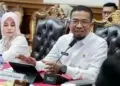 MENYAMPAIKAN KETERANGAN: Kepala Dinas PUPR Banten, Arlan Marzan (kanan), menyampaikan keterangan di acara rakor penanganan aset. (ISTIMEWA)