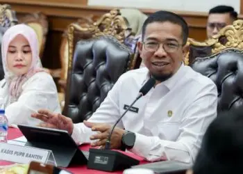 MENYAMPAIKAN KETERANGAN: Kepala Dinas PUPR Banten, Arlan Marzan (kanan), menyampaikan keterangan di acara rakor penanganan aset. (ISTIMEWA)