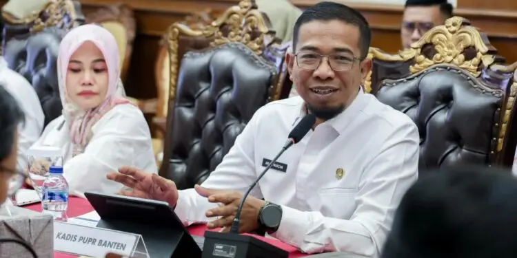 MENYAMPAIKAN KETERANGAN: Kepala Dinas PUPR Banten, Arlan Marzan (kanan), menyampaikan keterangan di acara rakor penanganan aset. (ISTIMEWA)