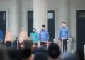 MEMIMPIN APEL : Gubernur Banten Andra Soni, memimpin apel pagi di halaman pendopo Gubernur Banten KP3B. Hingga saat ini, Gubernur Banten Andra Soni belum mengambil tindakan terkait persoalan besarnya pembayaran gaji tenaga ahli. (ISTIMEWA)