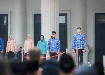 MEMIMPIN APEL : Gubernur Banten Andra Soni, memimpin apel pagi di halaman pendopo Gubernur Banten KP3B. Hingga saat ini, Gubernur Banten Andra Soni belum mengambil tindakan terkait persoalan besarnya pembayaran gaji tenaga ahli. (ISTIMEWA)