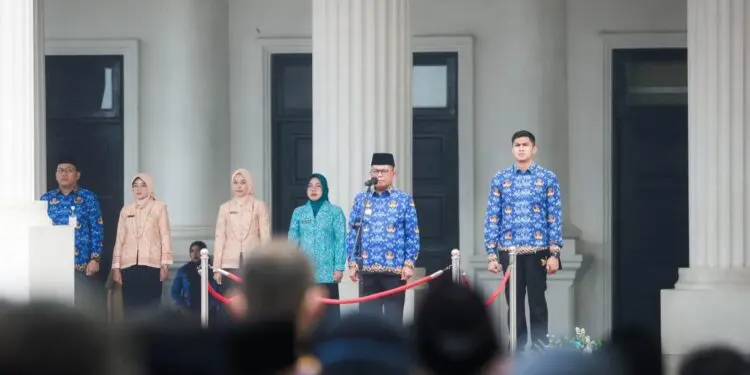 MEMIMPIN APEL : Gubernur Banten Andra Soni, memimpin apel pagi di halaman pendopo Gubernur Banten KP3B. Hingga saat ini, Gubernur Banten Andra Soni belum mengambil tindakan terkait persoalan besarnya pembayaran gaji tenaga ahli. (ISTIMEWA)