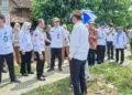 PENINJAUAN LOKASI -- Tim Pemerintah Kabupaten (Pemkab) Serang, bersama pihak swasta dari Habitat For Humanity Indonesia dan Koperasi Mitra Dhuafa, meninjau lokasi 136 rumah warga yang berdiri di bantaran saluran irigasi di Desa Domas, Kecamatan Pontang. (ISTIMEWA)