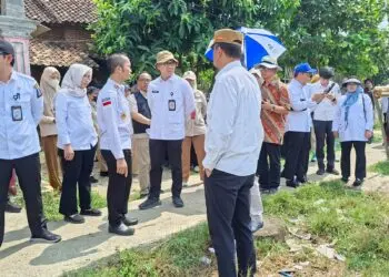 PENINJAUAN LOKASI -- Tim Pemerintah Kabupaten (Pemkab) Serang, bersama pihak swasta dari Habitat For Humanity Indonesia dan Koperasi Mitra Dhuafa, meninjau lokasi 136 rumah warga yang berdiri di bantaran saluran irigasi di Desa Domas, Kecamatan Pontang. (ISTIMEWA)