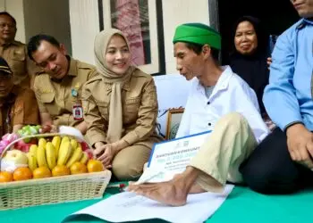 BERKUNJUNG -- Bupati Serang Ratu Rahmatuzakiyah, mengunjungi Muhammad Nurhidayat, penyandang disabilitas warga Kampung Gorda Lio, Desa Kibin, Kecamatan Kibin, Kabupaten Serang. (ISTIMEWA)