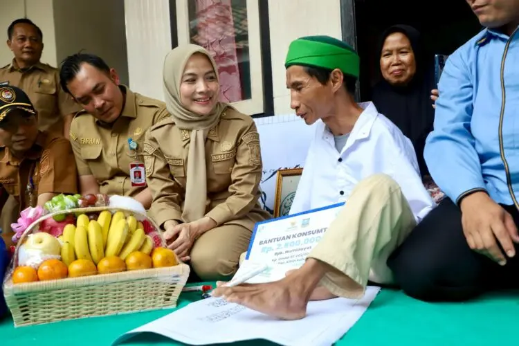 Sita Perhatian Bupati Serang, Nurhidayat Tetap Berkarya Ditengah Keterbatasan Fisiknya