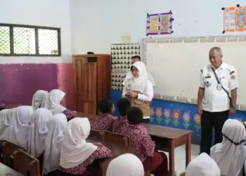 MONITORING -- Bupati Pandeglang Raden Dewi Setiani, monitoring ke sejumlah SDN di wilayah Pandeglang. (ISTIMEWA)