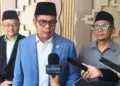 MENYAMPAIKAN KETERANGAN : Ketua DPRD Banten Fahmi Hakim menyampaikan keterangan kepada wartawan. (ISTIMEWA)
