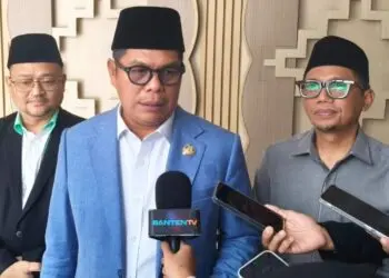 MENYAMPAIKAN KETERANGAN : Ketua DPRD Banten Fahmi Hakim menyampaikan keterangan kepada wartawan. (ISTIMEWA)