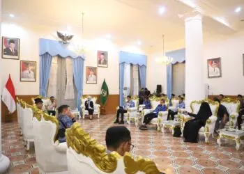AUDIENSI -- Gubernur Banten Andra Soni, dan Bupati Serang Ratu Rachmatuzakiyah, menerima audiensi Koalisi Masyarakat Bojonegara Puloampel dan Kramatwatu (KMBP), di Rumah Dinas Gubernur atau Museum Negeri Banten, Kota Serang, Kamis (6/8/2026). (ISTIMEWA)