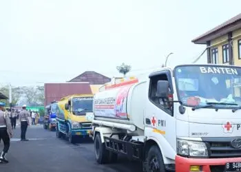 MENDISTRIBUSIKAN AIR : Puluhan tangki mobil berisi 502 ribu liter air bersih, didistribusikan oleh jajaran anggota Polda Banten. (ISTIMEWA)