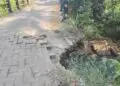 AMBROL -- Pondasi jembatan penghubung dua kecamatan, di Kampung Sulangkeng, Desa Banyumekar, Kabupaten Pandeglang, ambrol, Kamis (6/8/2026). (ISTIMEWA)