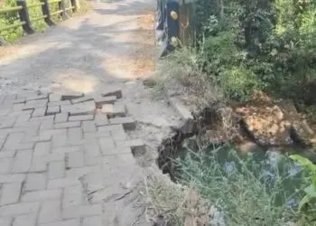 AMBROL -- Pondasi jembatan penghubung dua kecamatan, di Kampung Sulangkeng, Desa Banyumekar, Kabupaten Pandeglang, ambrol, Kamis (6/8/2026). (ISTIMEWA)