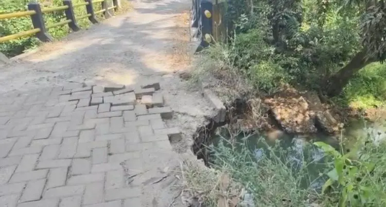 Pondasi Jembatan Penghubung Dua Kecamatan di Pandeglang Ambrol