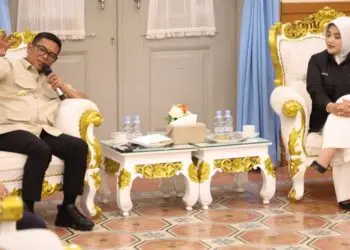BERBINCANG : Gubernur Banten Andra Soni, berbincang dengan Ketua DPD Pemuda Tani Indonesia Provinsi Banten, Annisa Maharani Alzahra Mahesa. (ISTIMEWA)