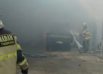 Diduga Akibat Bakar Sampah, Gudang Wifi di Kresek Terbakar