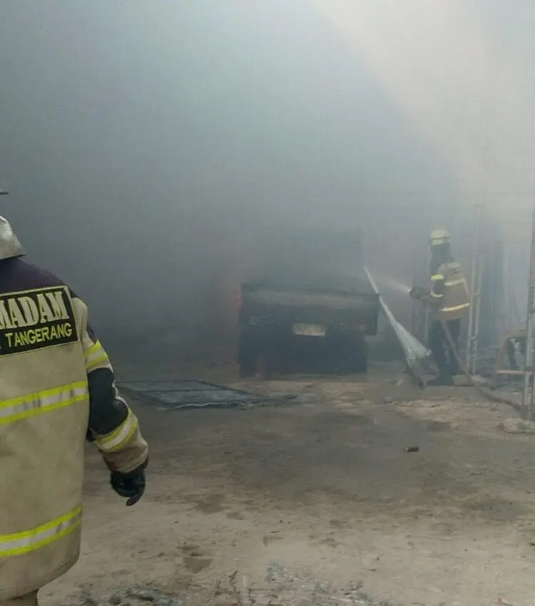Diduga Akibat Bakar Sampah, Gudang Wifi di Kresek Terbakar