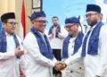 BERSALAMAN : Gubernur Banten Andra Soni (dua dari kiri), bersalaman usai pengukuhan Ormas MPI Banten. (ISTIMEWA)