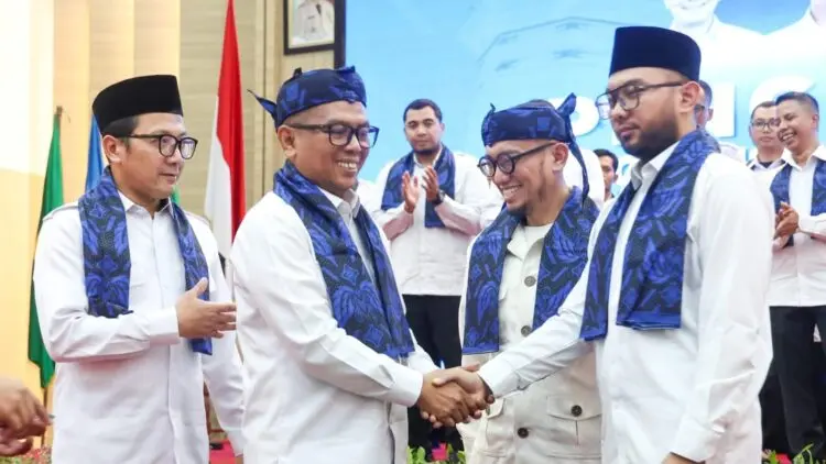 BERSALAMAN : Gubernur Banten Andra Soni (dua dari kiri), bersalaman usai pengukuhan Ormas MPI Banten. (ISTIMEWA)