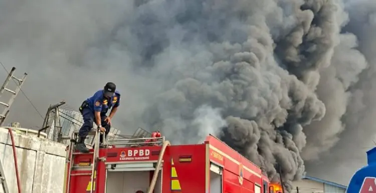3 Gudang Terbakar di Kosambi, Petugas Terkendala Pasokan Air