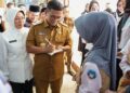 MENINJAU PELAKSANAAN MBG : Gubernur Banten Andra Soni, meninjau pelaksanaan MBG di wilayah Banten, beberapa waktu lalu. (ISTIMEWA)